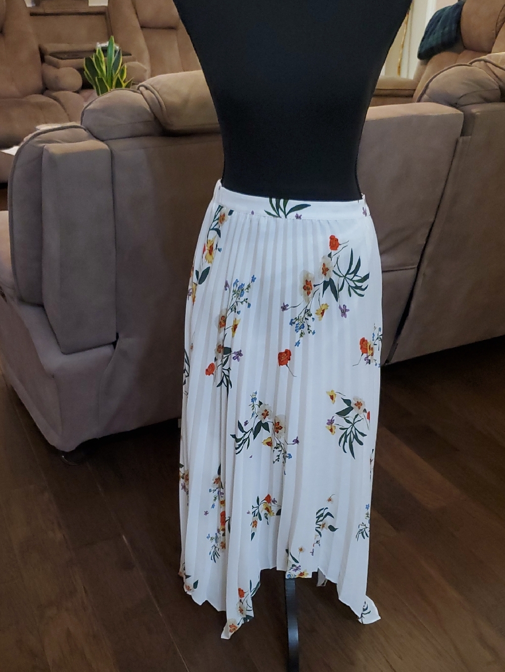 Vince Camuto Cream Floral Handkerchief-Hem Pleated Skirt